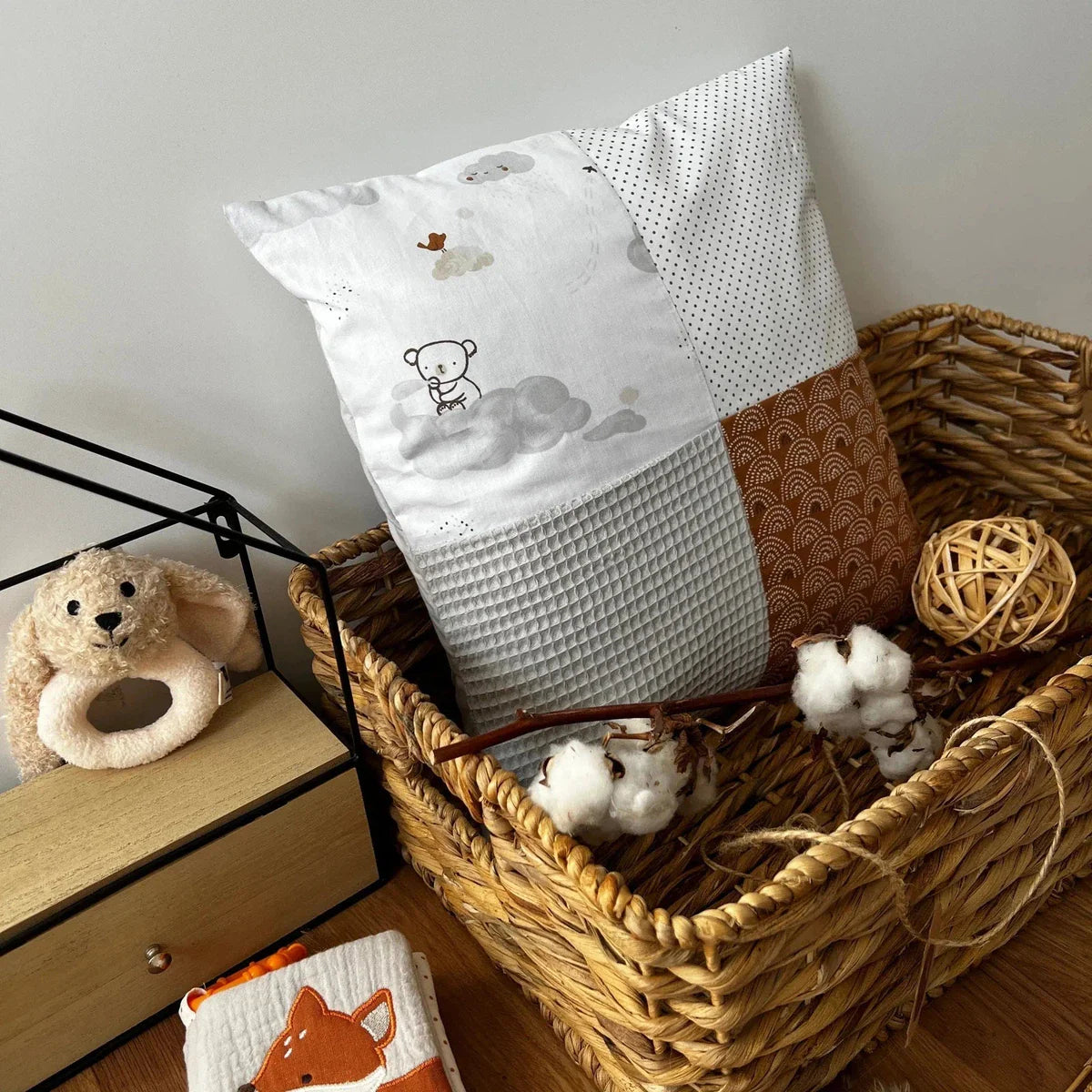 Kinder-Kissen im Patchworkdesign-Affenbande Salbei Blau online kaufen – babrause