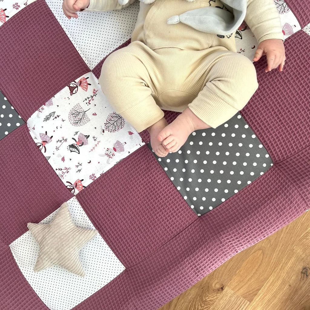 Waffelpique Krabbeldecke Rehe Beere Mauve-babrause